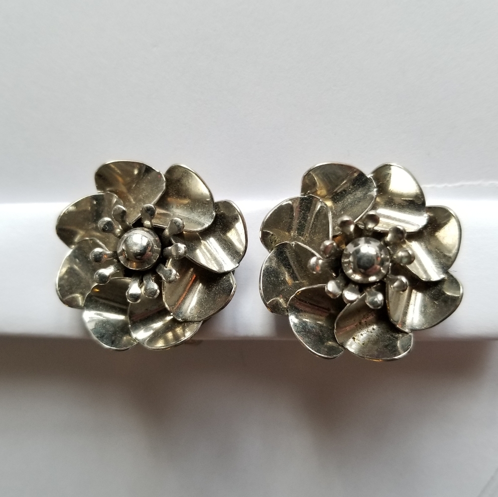 Vintage earrings flower clip on silver tone pinwheel floral chunky propeller - Picture 2 of 13